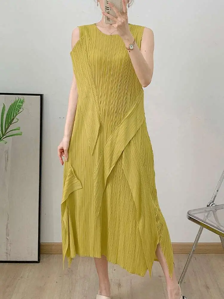 LANMREM Irregularly Pleated Dress Woman Fashion 2025 Summer New Sleeveless O-neck Solid Color Casual Versatile Dresses 2DE582
