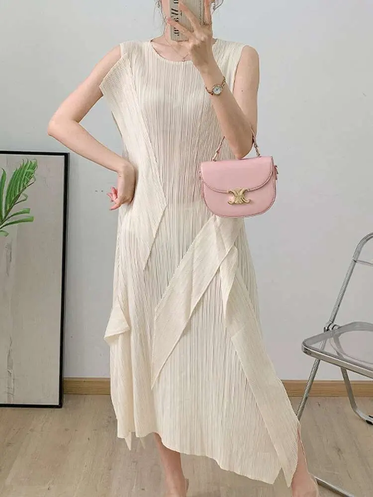 LANMREM Irregularly Pleated Dress Woman Fashion 2025 Summer New Sleeveless O-neck Solid Color Casual Versatile Dresses 2DE582