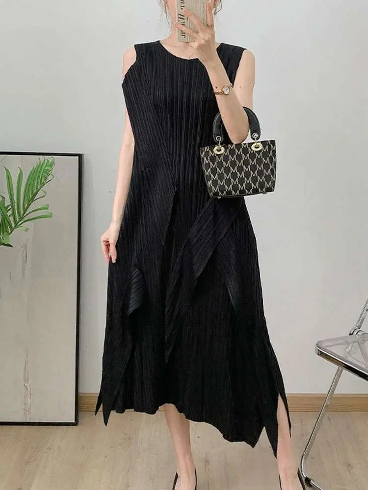 LANMREM Irregularly Pleated Dress Woman Fashion 2025 Summer New Sleeveless O-neck Solid Color Casual Versatile Dresses 2DE582