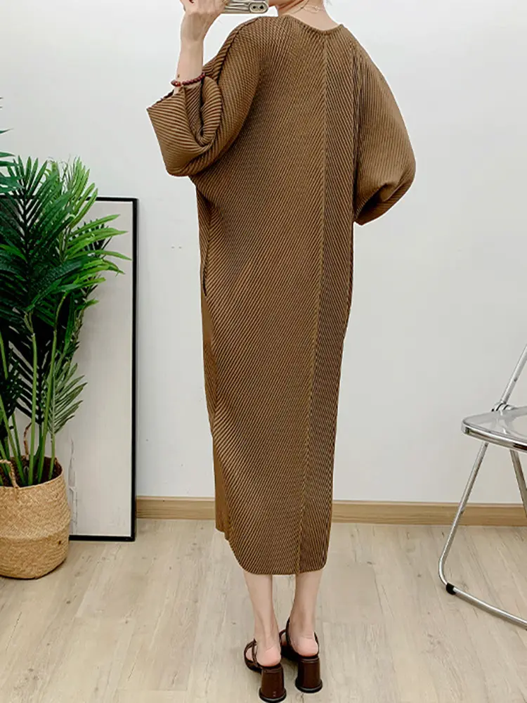 LANMREM Pleated Batwing Dress For Women 2024 New Autumn V Neck Mid Length Loose Design Fashion Niche Clothing Female 2DA9162