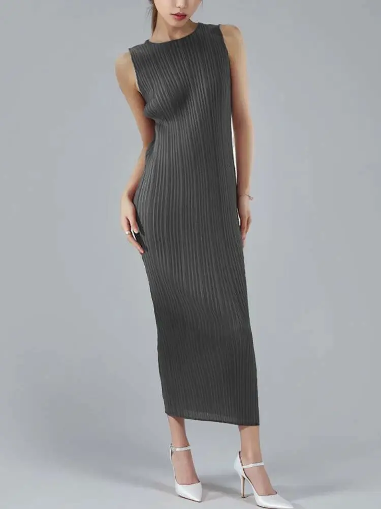 LANMREM Women's Temperament Pleated Dress Sleeveless Round Neck Solid Color Slim Fit Base Dresses Fashion 2025 Summer New 2DE741