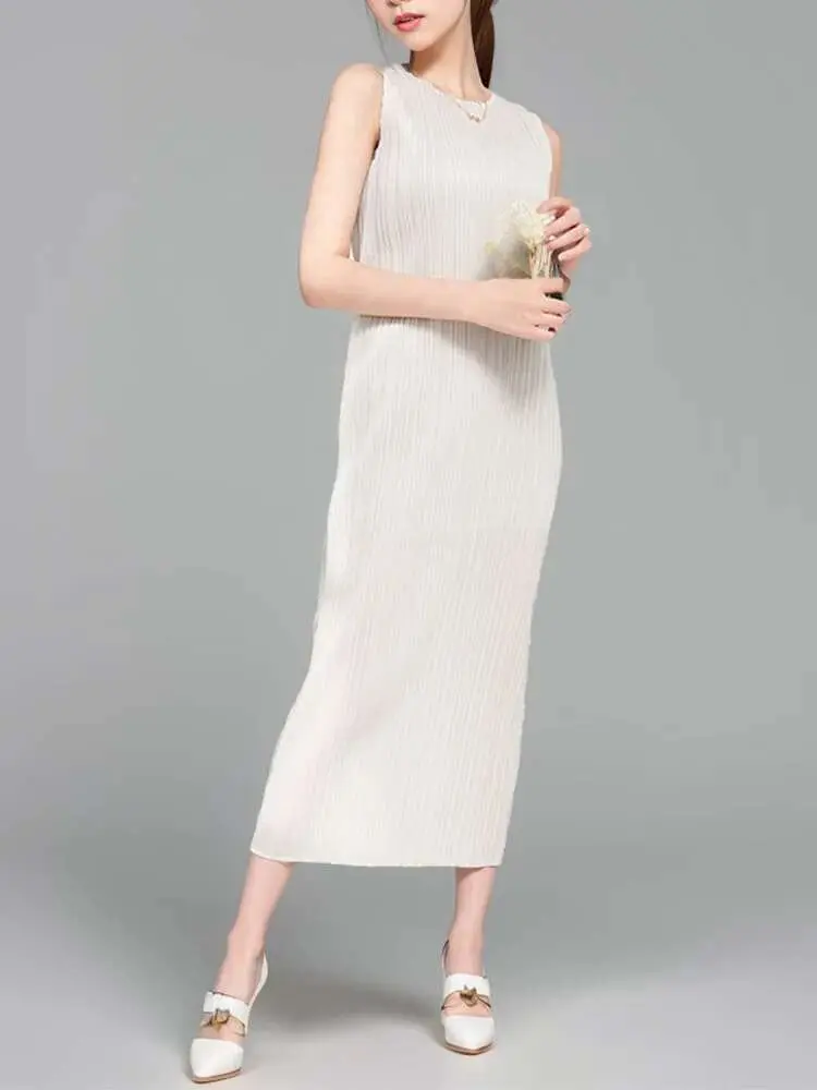 LANMREM Women's Temperament Pleated Dress Sleeveless Round Neck Solid Color Slim Fit Base Dresses Fashion 2025 Summer New 2DE741