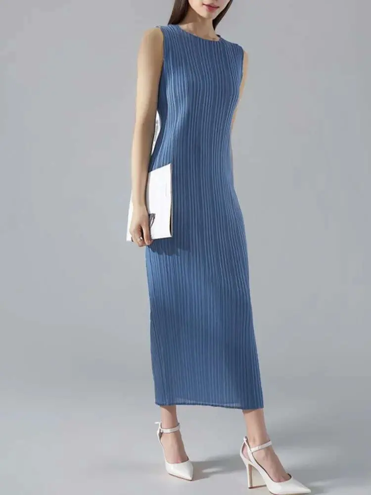LANMREM Women's Temperament Pleated Dress Sleeveless Round Neck Solid Color Slim Fit Base Dresses Fashion 2025 Summer New 2DE741