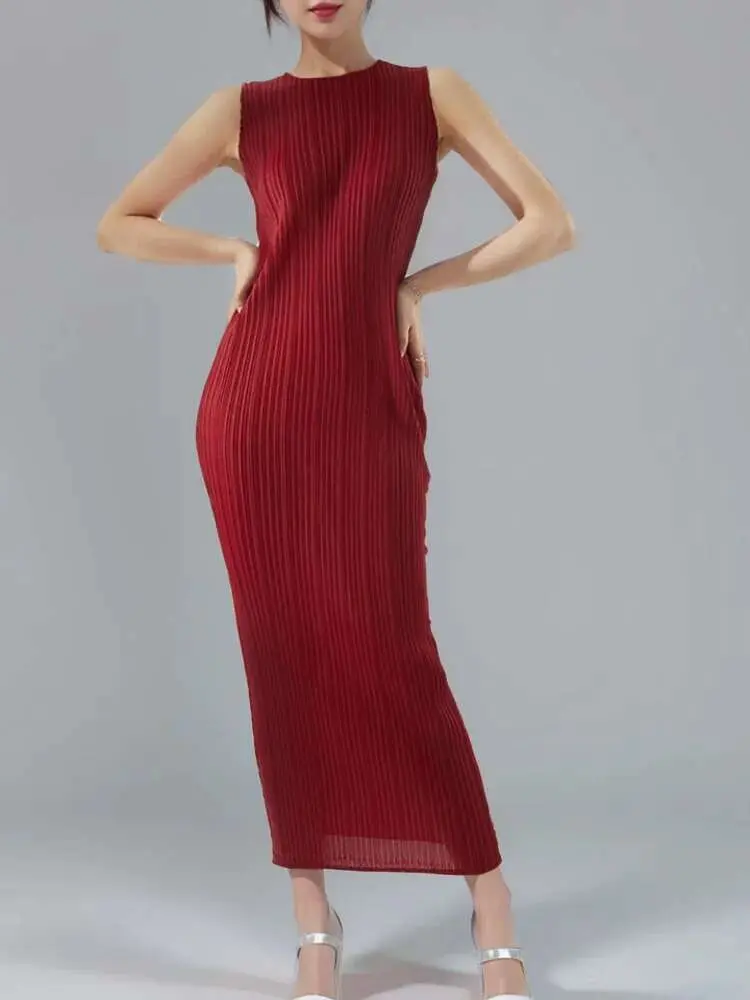 LANMREM Women's Temperament Pleated Dress Sleeveless Round Neck Solid Color Slim Fit Base Dresses Fashion 2025 Summer New 2DE741