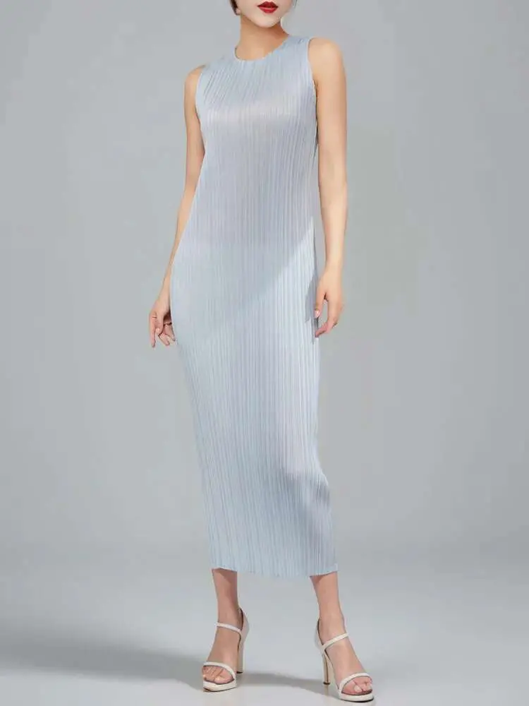LANMREM Women's Temperament Pleated Dress Sleeveless Round Neck Solid Color Slim Fit Base Dresses Fashion 2025 Summer New 2DE741