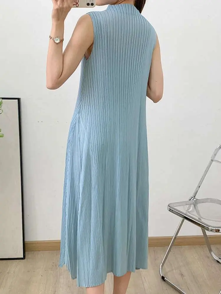 LANMREM Pleated Dress For Women Solid Color Round Neck  Sleeveless Casual Temperament Dresses Female Fashion 2025 Summer 2DE579