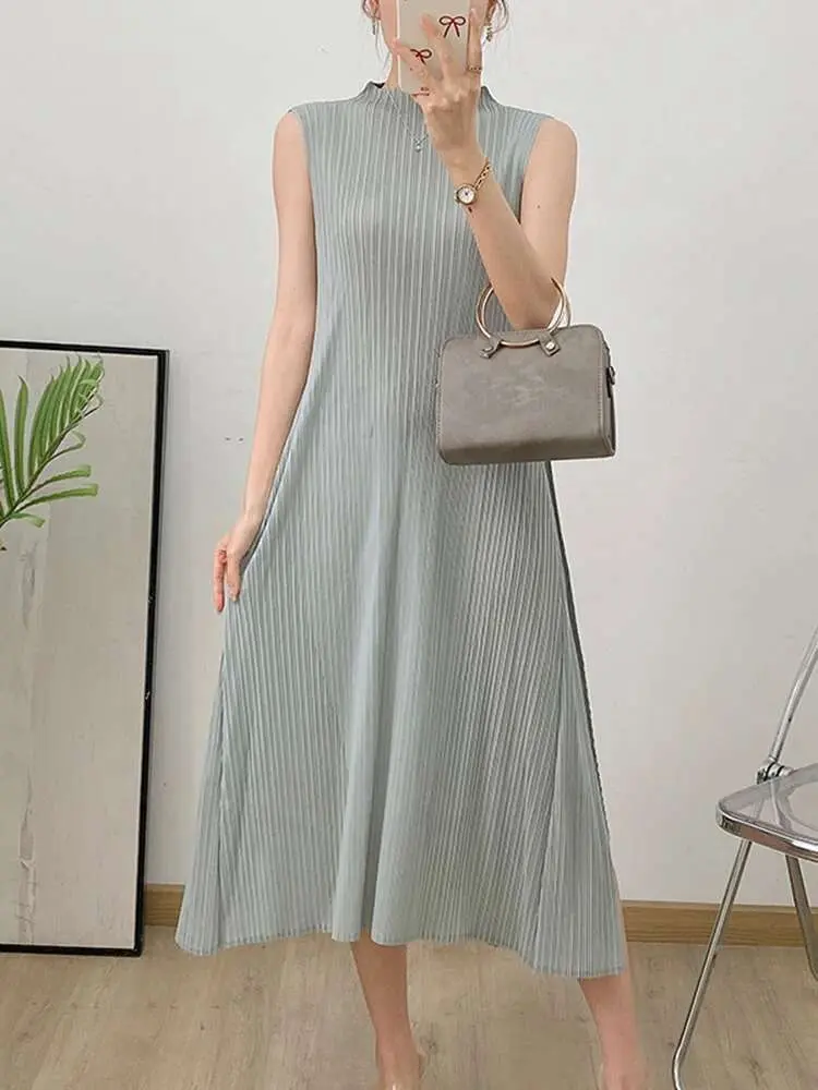 LANMREM Pleated Dress For Women Solid Color Round Neck  Sleeveless Casual Temperament Dresses Female Fashion 2025 Summer 2DE579