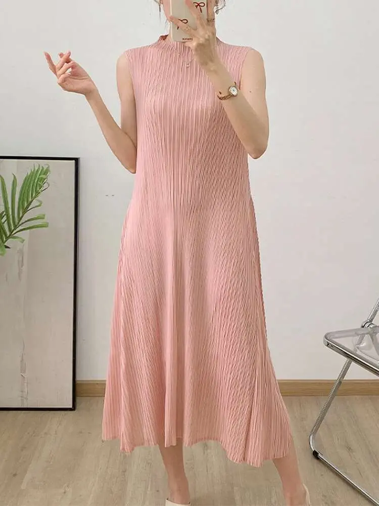 LANMREM Pleated Dress For Women Solid Color Round Neck  Sleeveless Casual Temperament Dresses Female Fashion 2025 Summer 2DE579