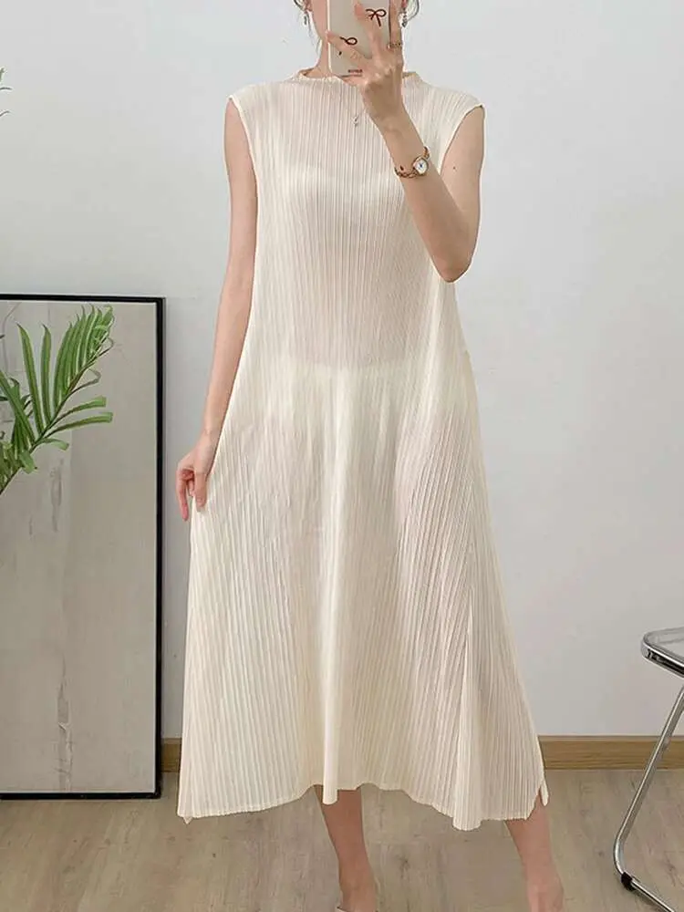 LANMREM Pleated Dress For Women Solid Color Round Neck  Sleeveless Casual Temperament Dresses Female Fashion 2025 Summer 2DE579
