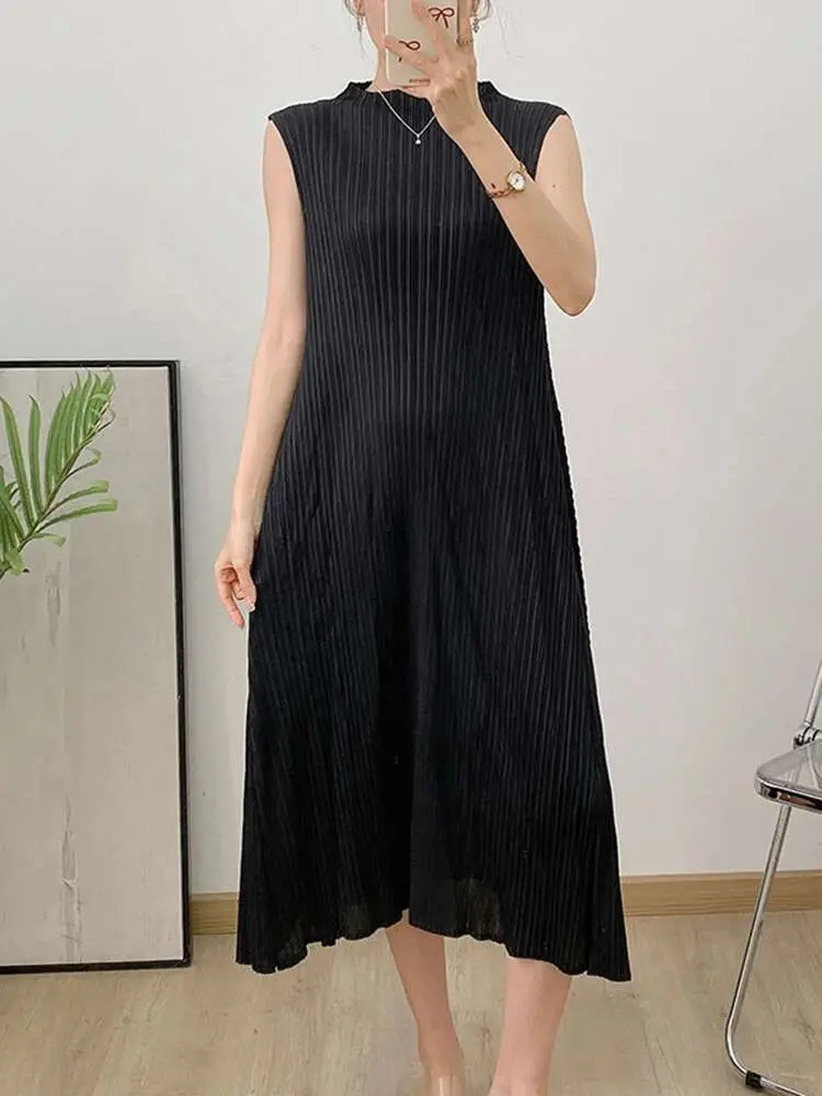 LANMREM Pleated Dress For Women Solid Color Round Neck  Sleeveless Casual Temperament Dresses Female Fashion 2025 Summer 2DE579