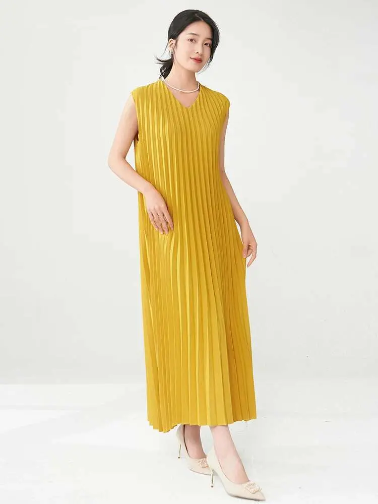 LANMREM French Pleated Women's Dress V-neck Sleeveless Elegant Long Dresses Female Fashion Casual 2025 Summer Clothing 2DE263