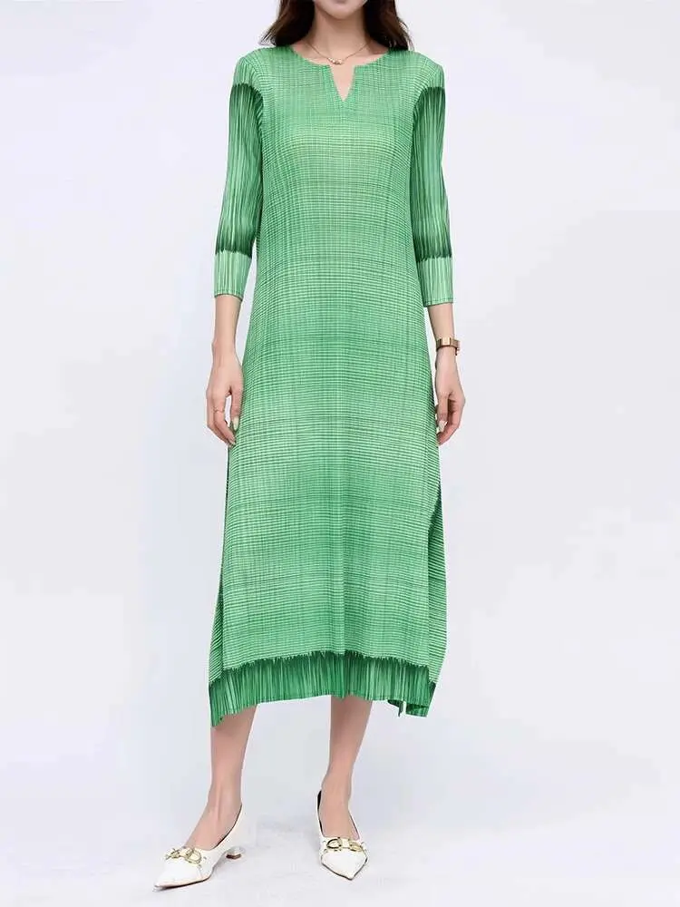 LANMREM Women's Minimalism V-neck Pleated Dress Female Fashion Temperament Elegant Mid-length Dresses Fashion 2025 Summer 2DE430