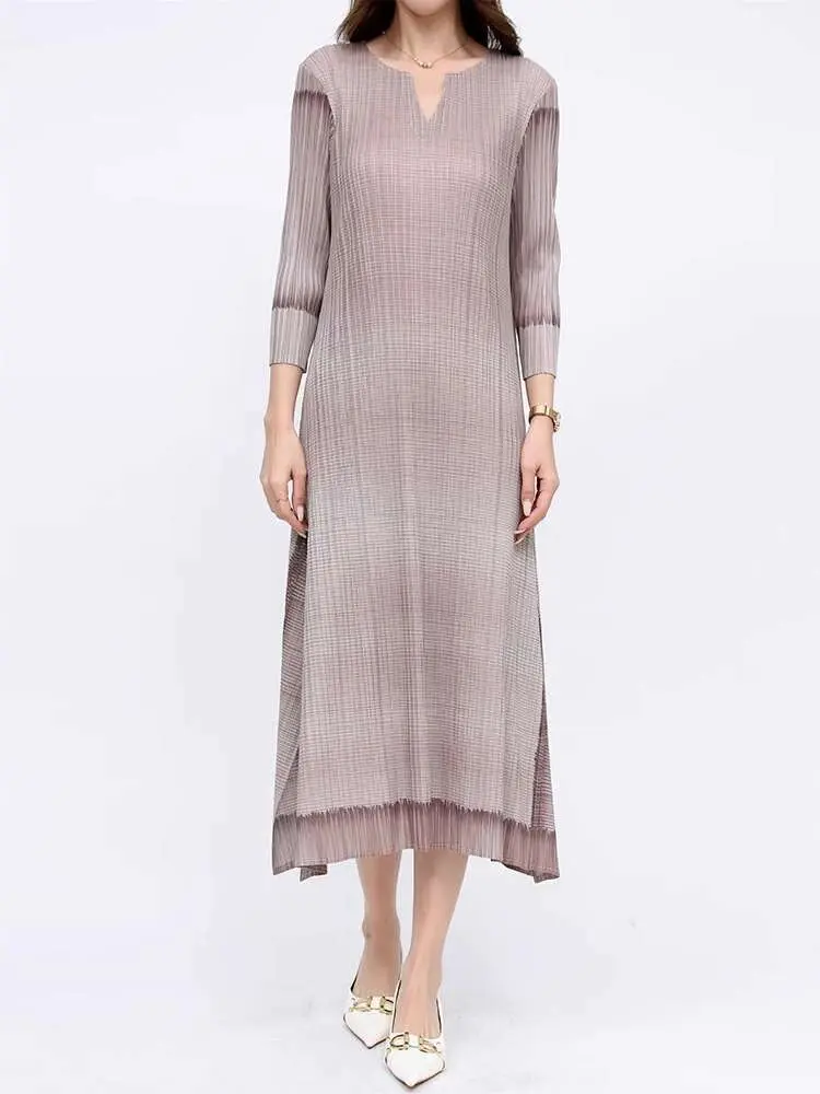 LANMREM Women's Minimalism V-neck Pleated Dress Female Fashion Temperament Elegant Mid-length Dresses Fashion 2025 Summer 2DE430
