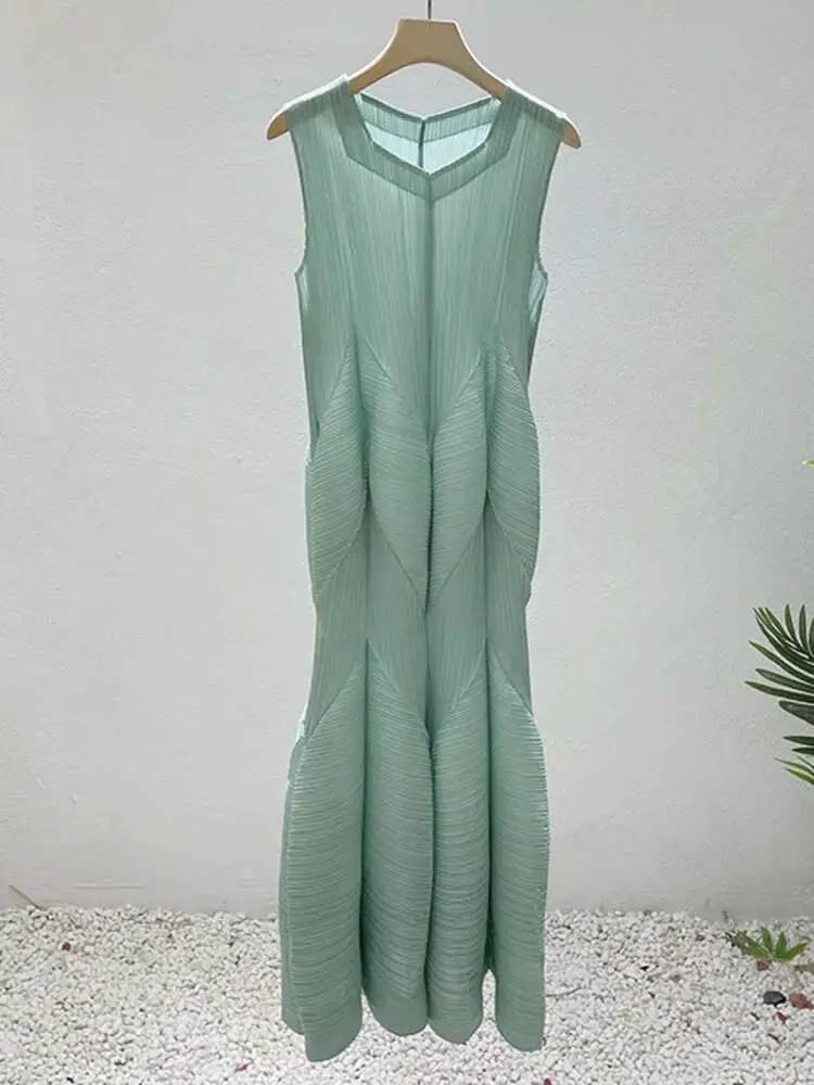 LANMREM Sleeveless Pleated Lantern Dress For Women Solid Color Fold Style Maxi Dresses Ladies Elegant Clothing 2025 Summer TC089