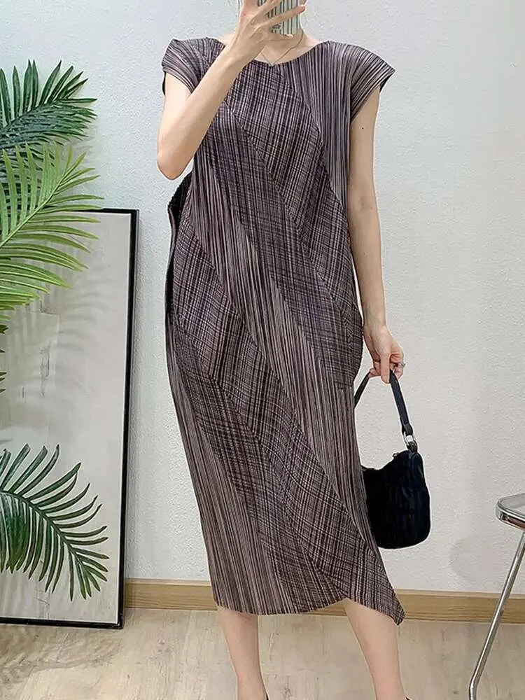LANMREM Green Irregular Printed Handmade Pleated Women's Dress 2025 Summer Sleeveless Round Collar Dress Chic Design 2DB3279