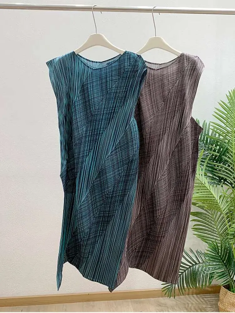 LANMREM Green Irregular Printed Handmade Pleated Women's Dress 2025 Summer Sleeveless Round Collar Dress Chic Design 2DB3279