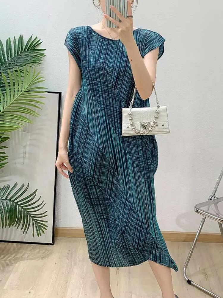 LANMREM Green Irregular Printed Handmade Pleated Women's Dress 2025 Summer Sleeveless Round Collar Dress Chic Design 2DB3279