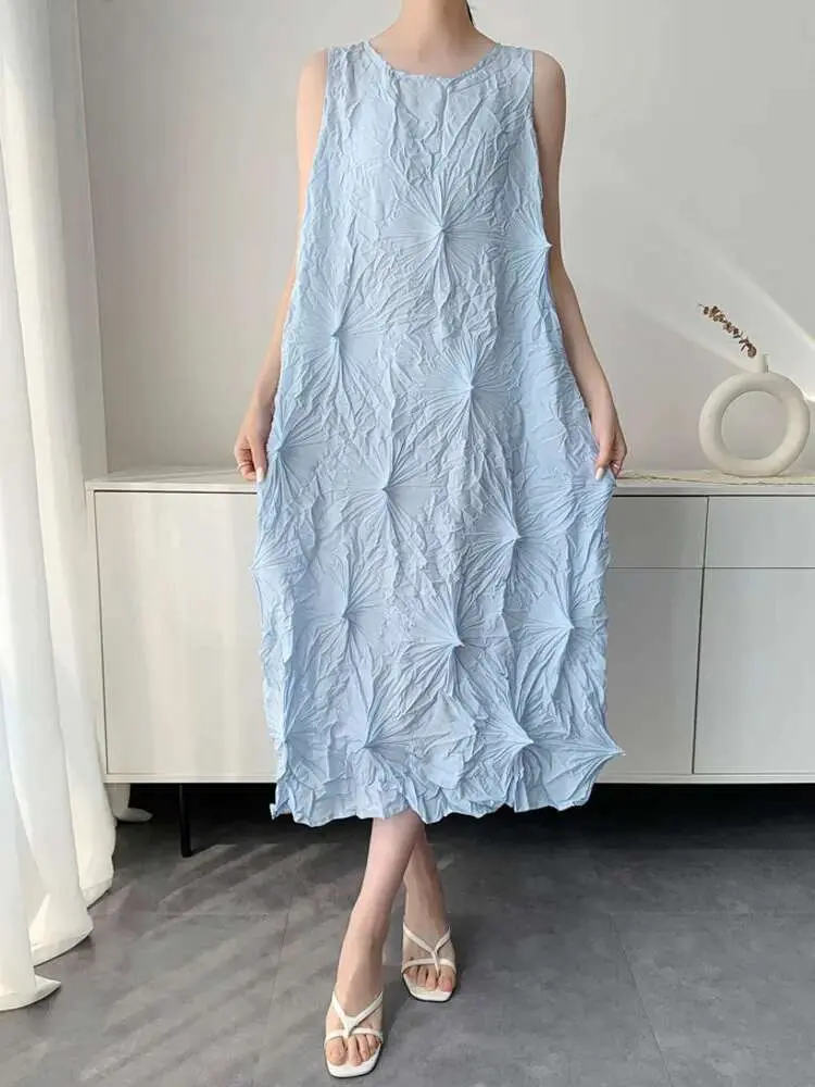 LANMREM Handmade Pleated 2025 Summer Dress Women's Chic Niche Design Sleeveless Round Collar Light Blue Mid Length Dress 2DB2877