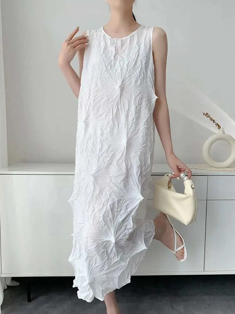 LANMREM Handmade Pleated 2025 Summer Dress Women's Chic Niche Design Sleeveless Round Collar Light Blue Mid Length Dress 2DB2877