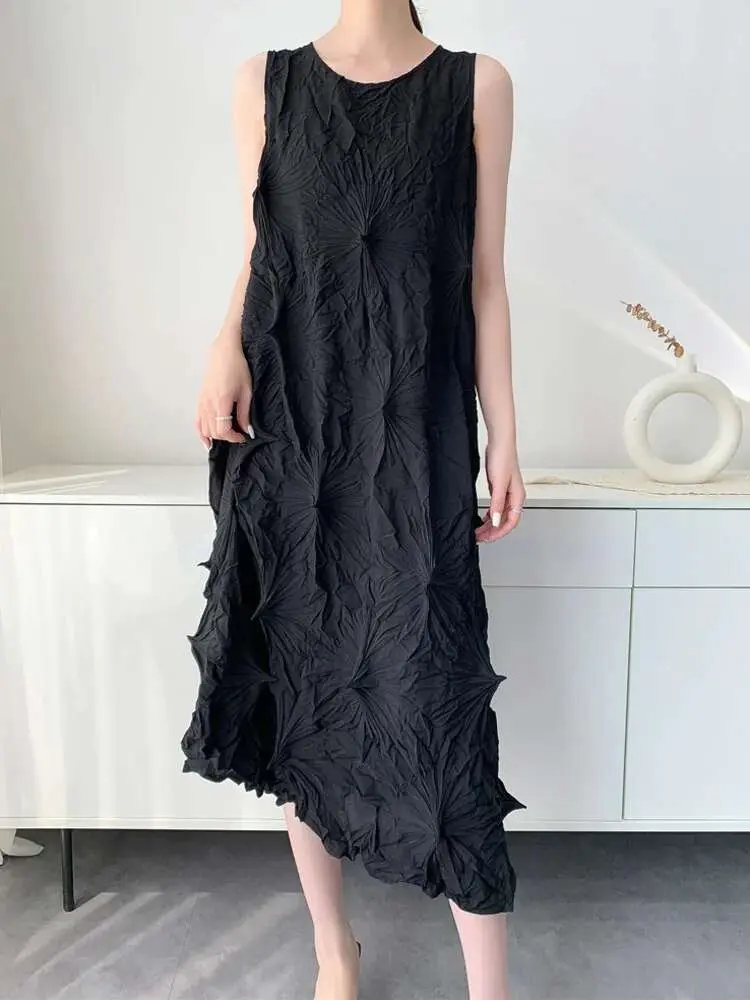 LANMREM Handmade Pleated 2025 Summer Dress Women's Chic Niche Design Sleeveless Round Collar Light Blue Mid Length Dress 2DB2877