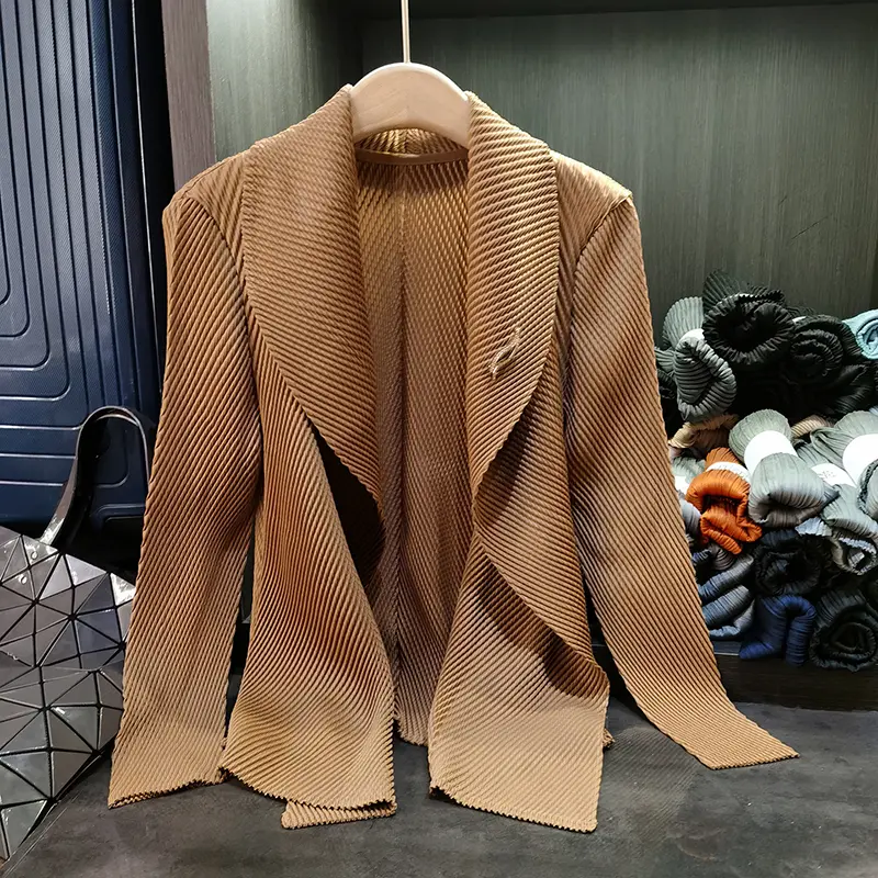 LANMREM High-End Pleated Women's Blazer 2025 New Simple Khaki Versatile Loose Turn Down Collar Long Sleeve Cardigan Coat 2DB3678