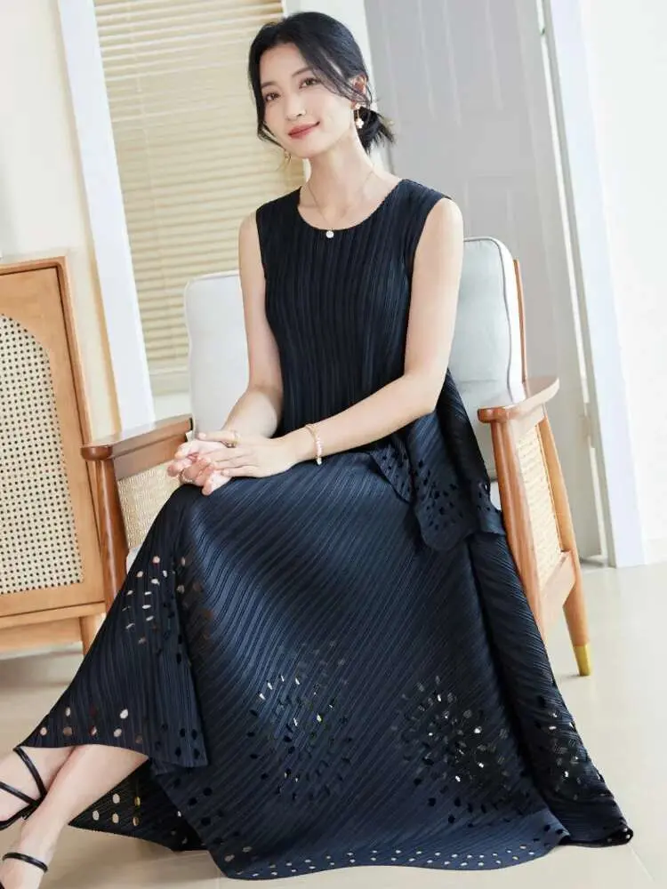 LANMREM Hollow Out Design Pleated Women's Sets Round Neck Sleeveless Tops Loose Skirt Casual Two-piece Set 2025 Summer 2DE604