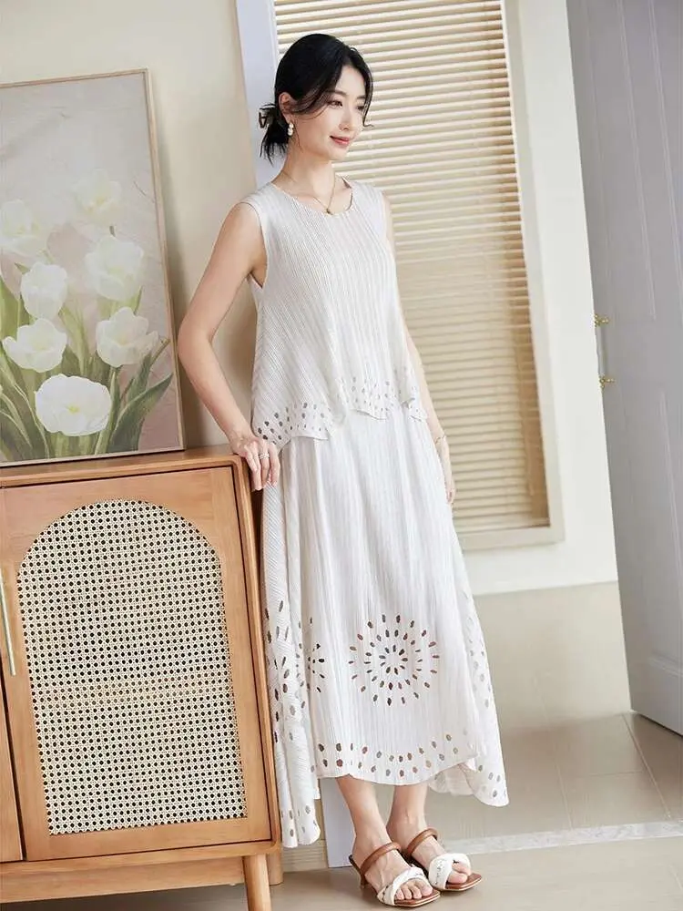 LANMREM Hollow Out Design Pleated Women's Sets Round Neck Sleeveless Tops Loose Skirt Casual Two-piece Set 2025 Summer 2DE604