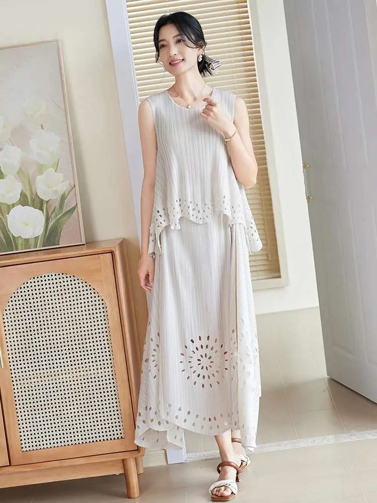 LANMREM Hollow Out Design Pleated Women's Sets Round Neck Sleeveless Tops Loose Skirt Casual Two-piece Set 2025 Summer 2DE604
