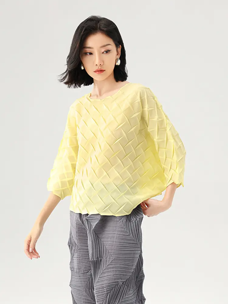 LANMREM 2025 Summer New Pleated T-shirt For Women Round Neck Design Loose Fashion Round Collar Batwing Sleeve Short Tops 2DB2837