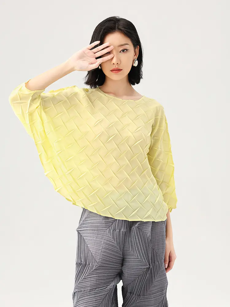 LANMREM 2025 Summer New Pleated T-shirt For Women Round Neck Design Loose Fashion Round Collar Batwing Sleeve Short Tops 2DB2837