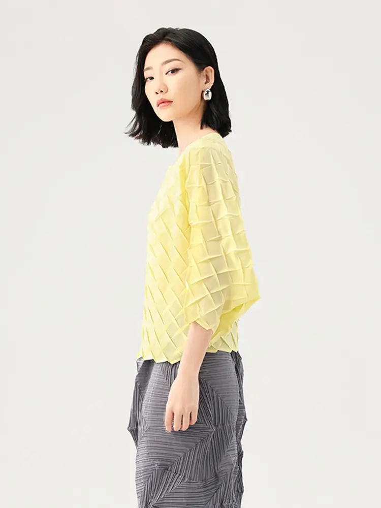 LANMREM 2025 Summer New Pleated T-shirt For Women Round Neck Design Loose Fashion Round Collar Batwing Sleeve Short Tops 2DB2837