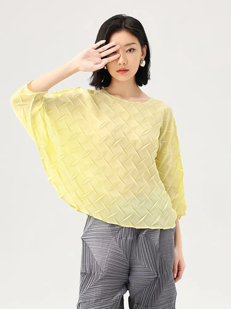 LANMREM 2025 Summer New Pleated T-shirt For Women Round Neck Design Loose Fashion Round Collar Batwing Sleeve Short Tops 2DB2837