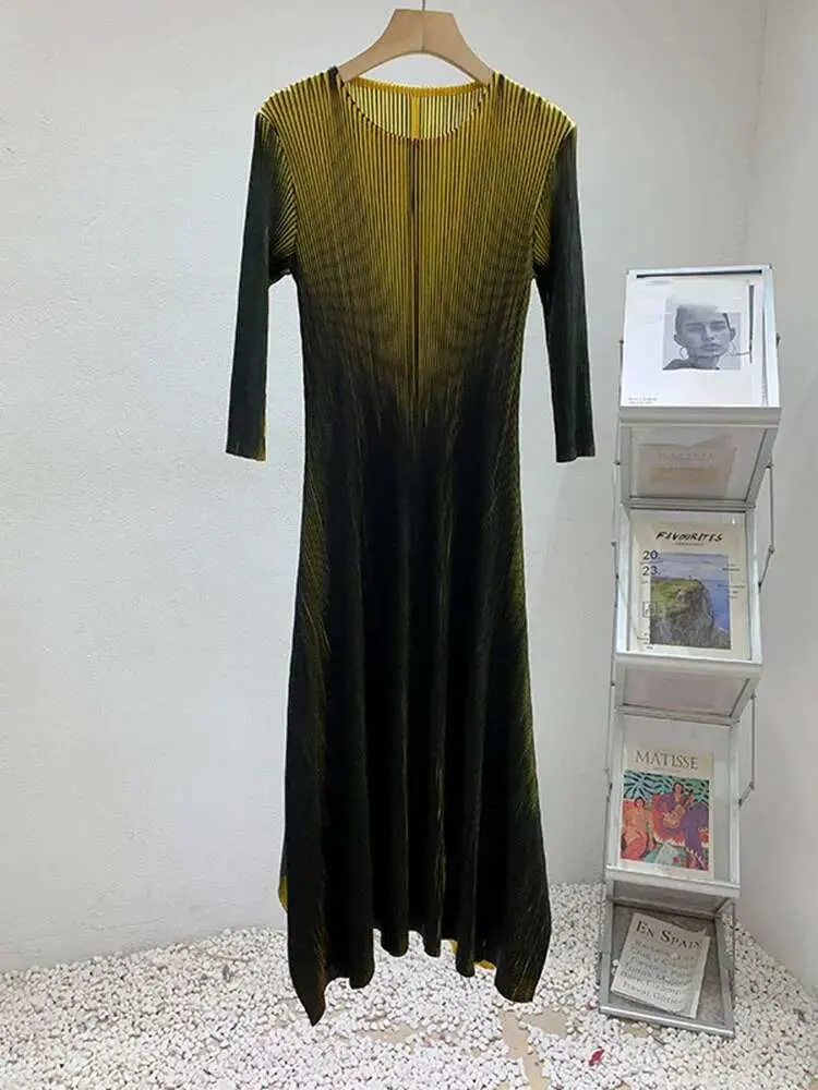 LANMREM Gradient Pleated Dress For Women Round Neck Loose Casual Style Irregular Hem Female Fashion Clothes 2025 Trendy 2DB2221