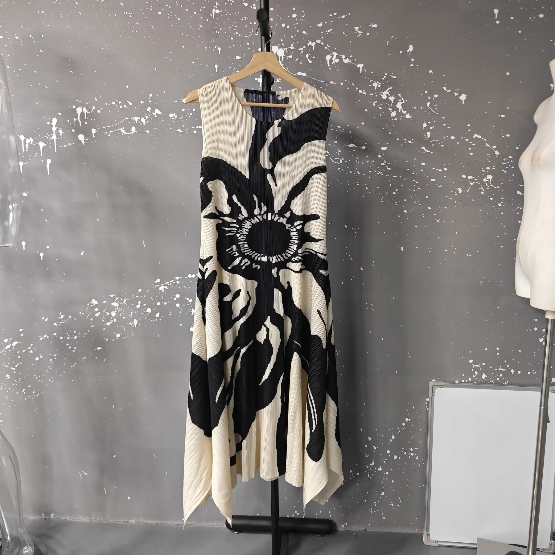 LANMREM Apricot Sleeveless Women's Pleated Dress Trendy Black Printting Irregular Summer Round Collar Loose Chic Dresses 2DB3428