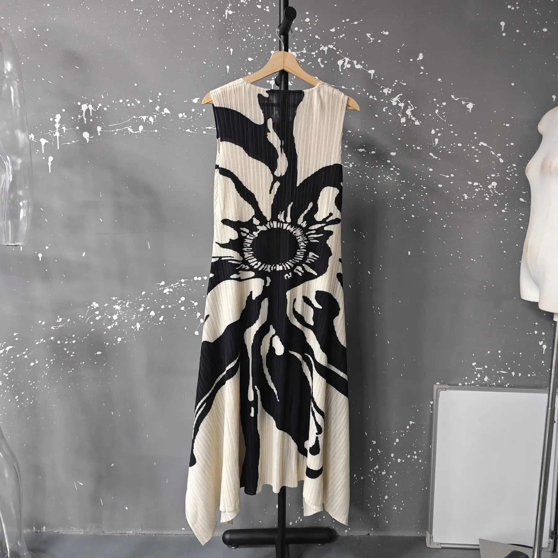 LANMREM Apricot Sleeveless Women's Pleated Dress Trendy Black Printting Irregular Summer Round Collar Loose Chic Dresses 2DB3428