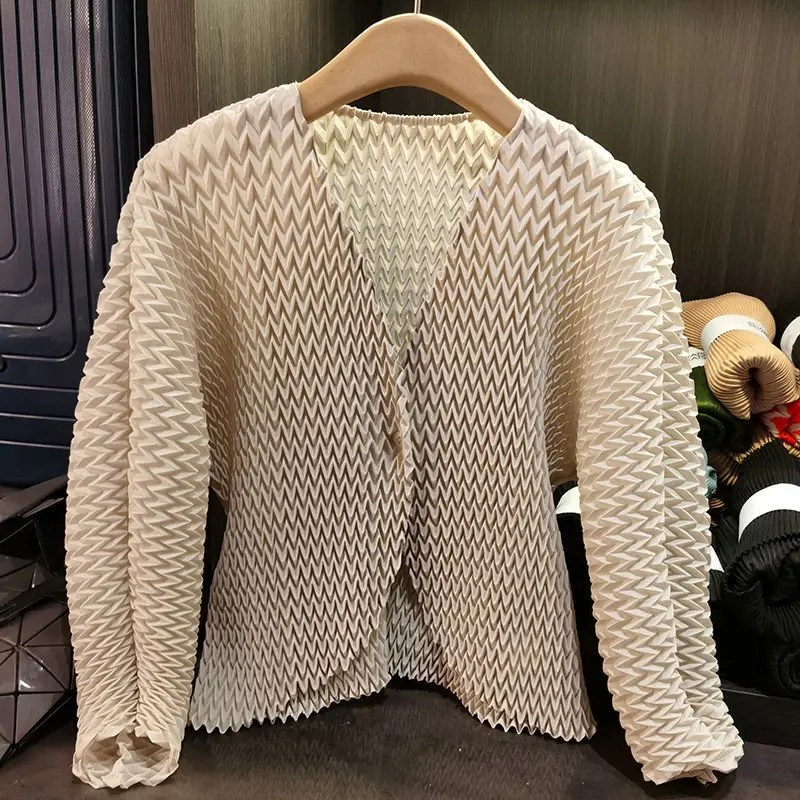 LANMREM Beige Niche Pleated Coat For Women V Collar Long Sleeve Lightweight Single Button Short Coat Female Clothes Chic 2DB3333