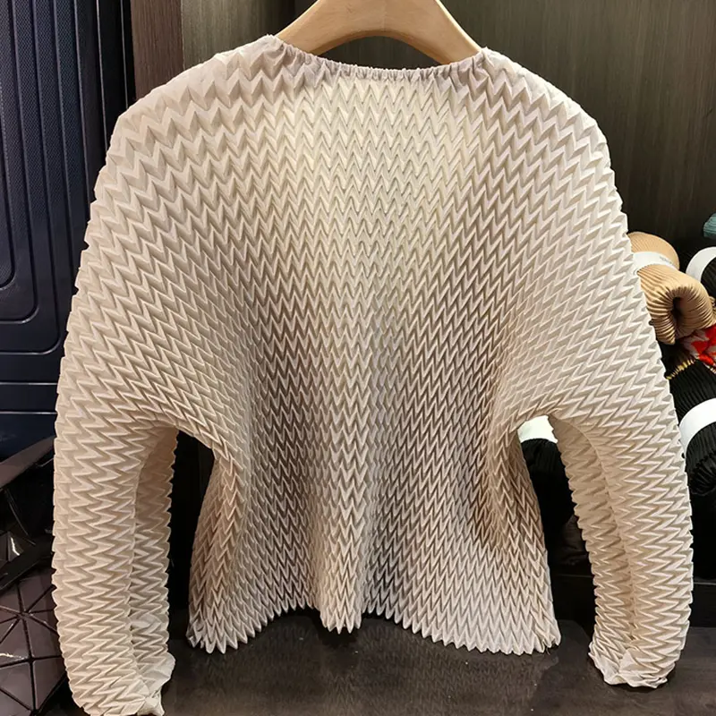 LANMREM Beige Niche Pleated Coat For Women V Collar Long Sleeve Lightweight Single Button Short Coat Female Clothes Chic 2DB3333