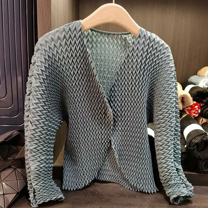 LANMREM Beige Niche Pleated Coat For Women V Collar Long Sleeve Lightweight Single Button Short Coat Female Clothes Chic 2DB3333