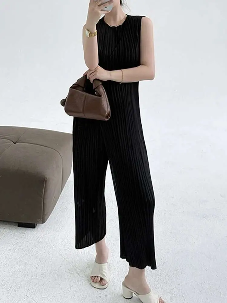 LANMREM Solid Color Casual Women's Jumpsuit Round Neck Sleeveless High Waist Side Lacing Design Stylish Jumpsuit 2025 New 2DE573