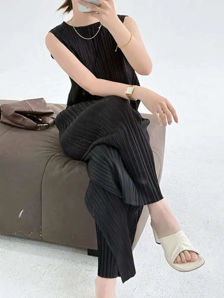 LANMREM Solid Color Casual Women's Jumpsuit Round Neck Sleeveless High Waist Side Lacing Design Stylish Jumpsuit 2025 New 2DE573