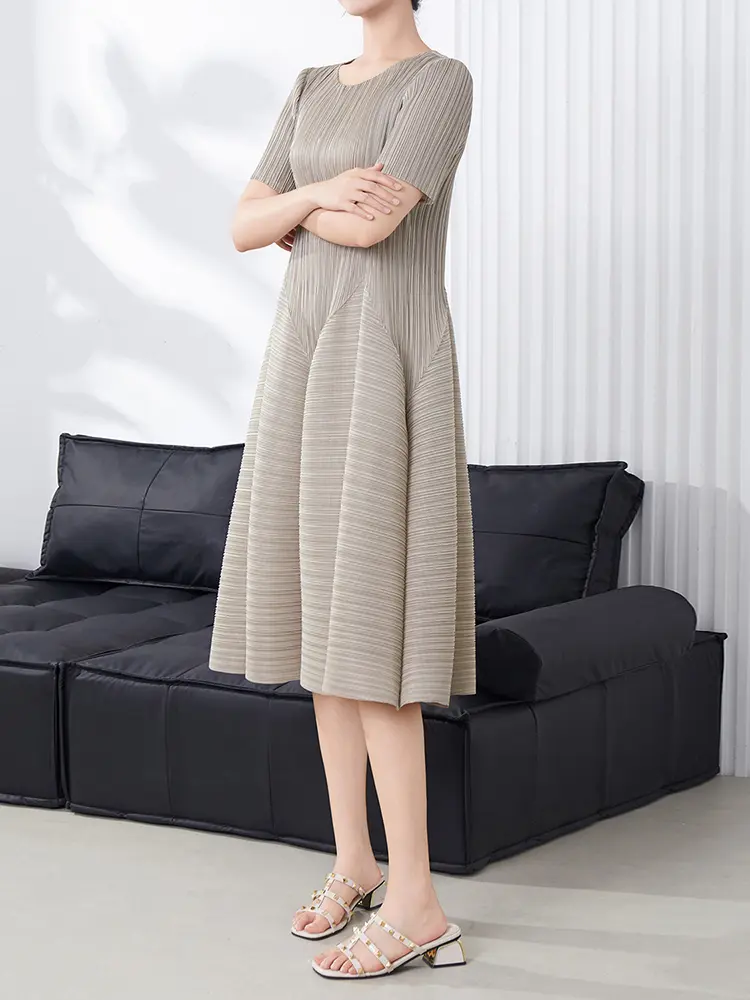 LANMREM Summer Short Sleeve Pleated Dress For Women 2025 New Loose Causal Round Collar Casual Black A-line Dresses Chic 2DB3101