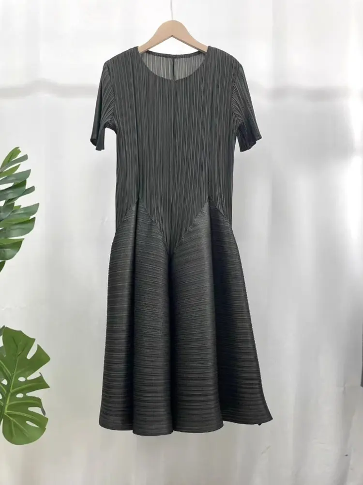 LANMREM Summer Short Sleeve Pleated Dress For Women 2025 New Loose Causal Round Collar Casual Black A-line Dresses Chic 2DB3101