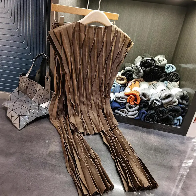 LANMREM Summer 2025 New Simple Fashion Pleated Women's Two Pieces Set Sleeveless Top And Elastic Waist Straight Pants 2DB3950