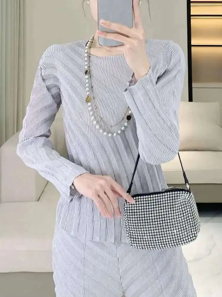 LANMREM Elegant Women's Long Sleeve Pleated Tops 2025 New Round Neck Solid Color Casual Simple All Matching Base Shirt 2DE658