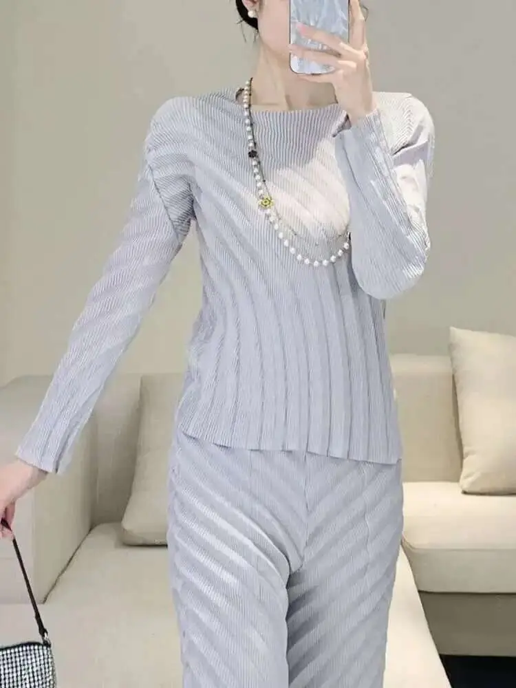LANMREM Elegant Women's Long Sleeve Pleated Tops 2025 New Round Neck Solid Color Casual Simple All Matching Base Shirt 2DE658