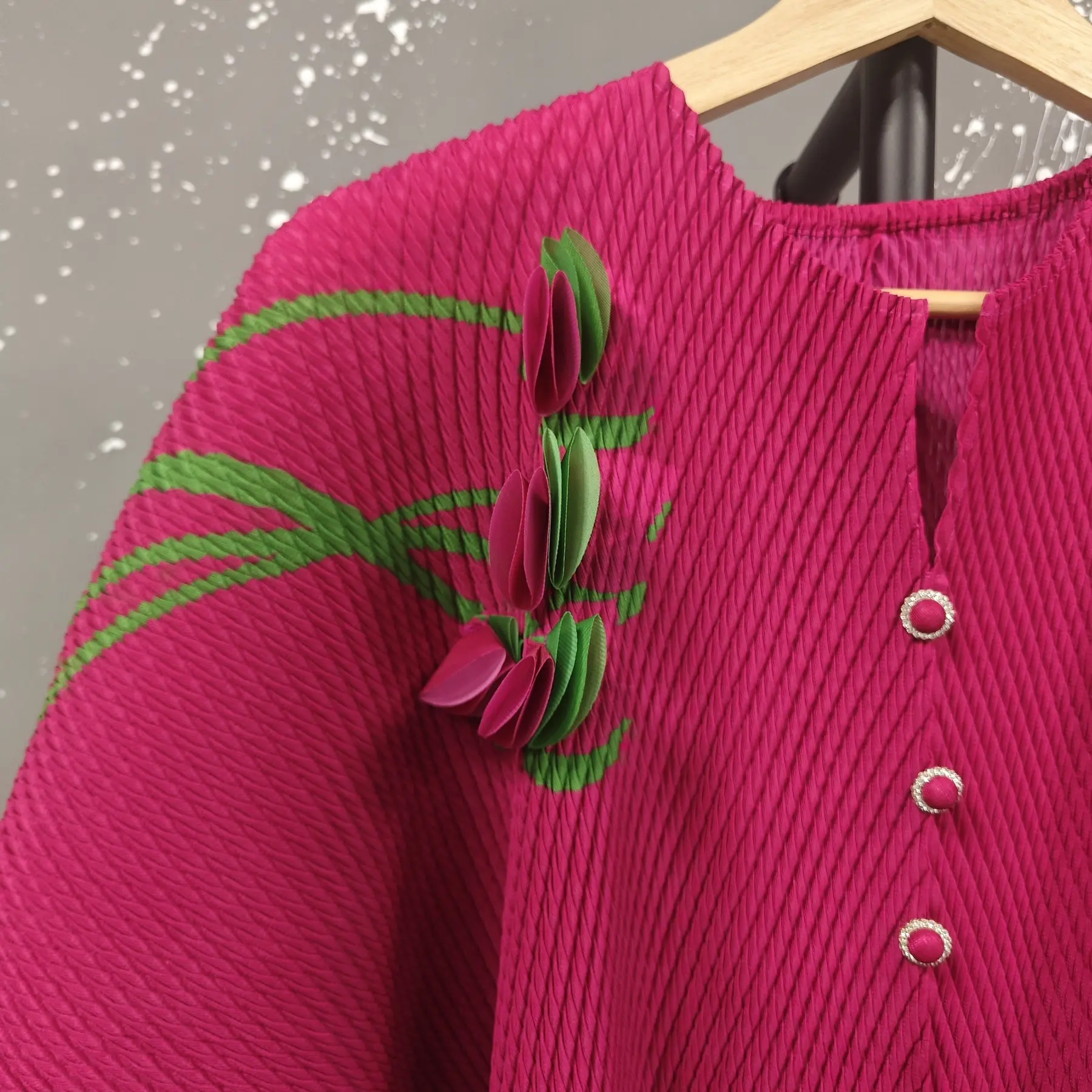 LANMREM Summer Green V-neck Bat Sleeve Pullover Tops Fish Scale Fold Loose Women's Pleated T-shirt Chic Famale Clothing 2DB3304