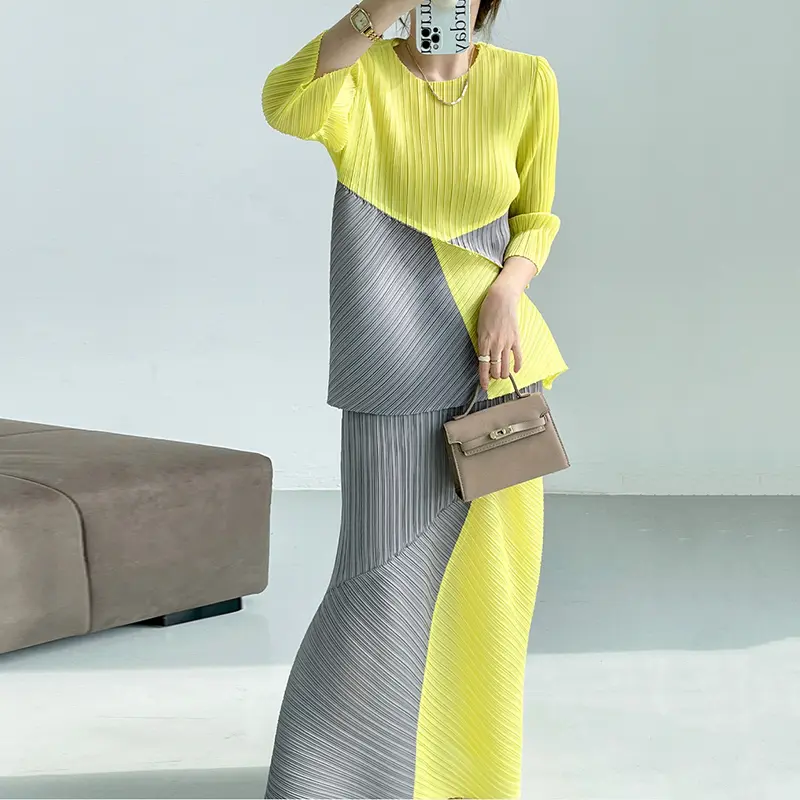 LANMREM Colorblock Spliced Design Women's Pleated Two Pieces Set 2025 New Elastic Loose T-shirt And Straight Skirt Chic 2DB3633