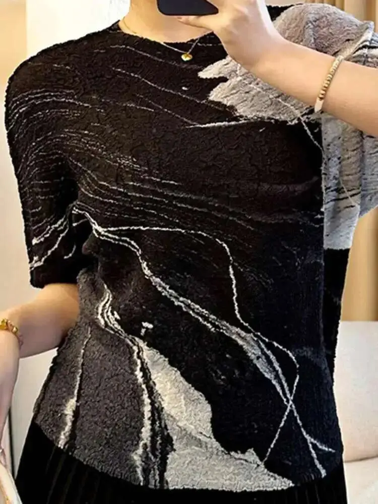 LANMREM Black Printed Pleated Women's T-shirt Round Neck Short-sleeved Color Contrast Casual Tops Fashion 2025 Summer New 2DE487