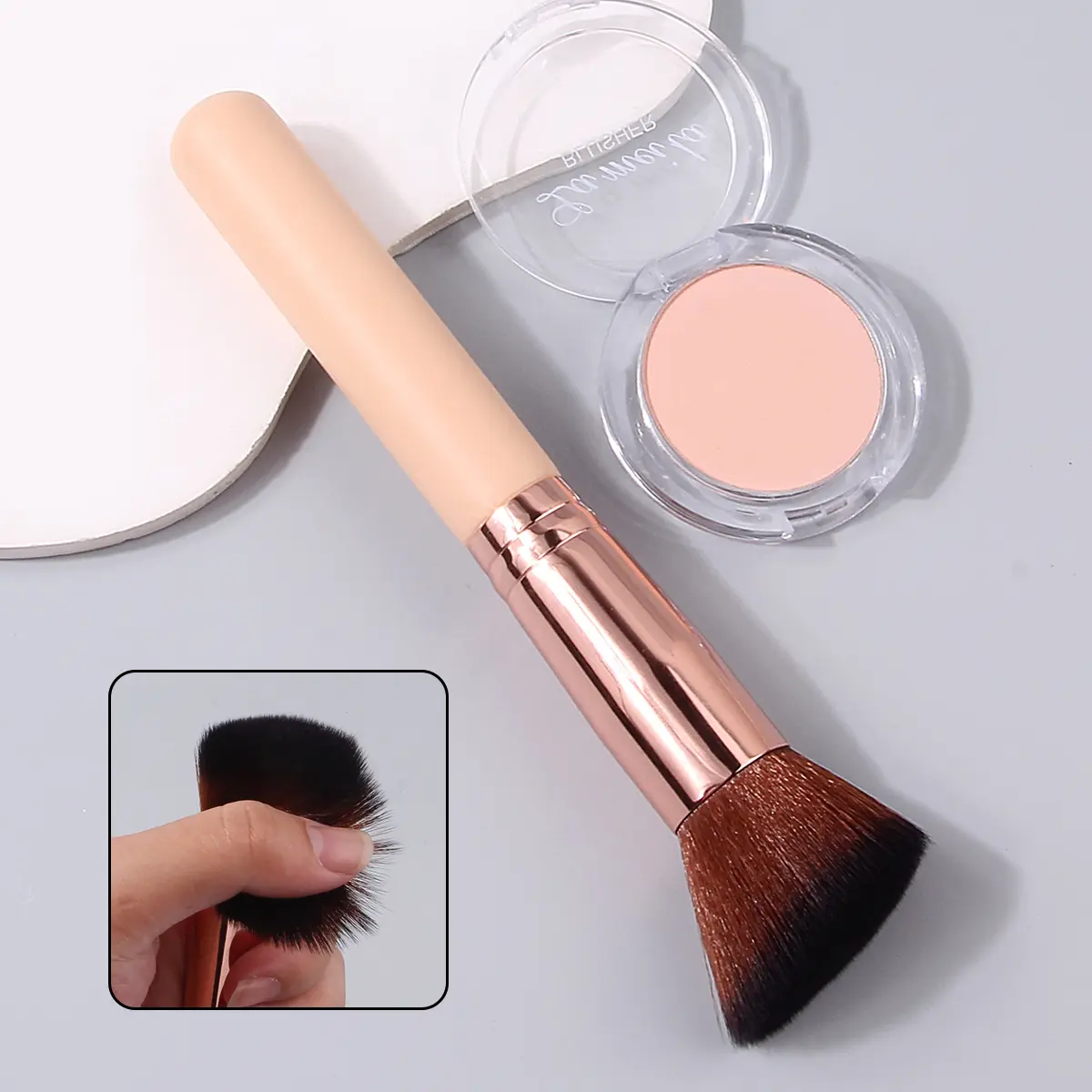 1pcs angled beauty brush, blush, loose powder, contouring brush, soft and non-irritating to the face, beginner's makeup tool