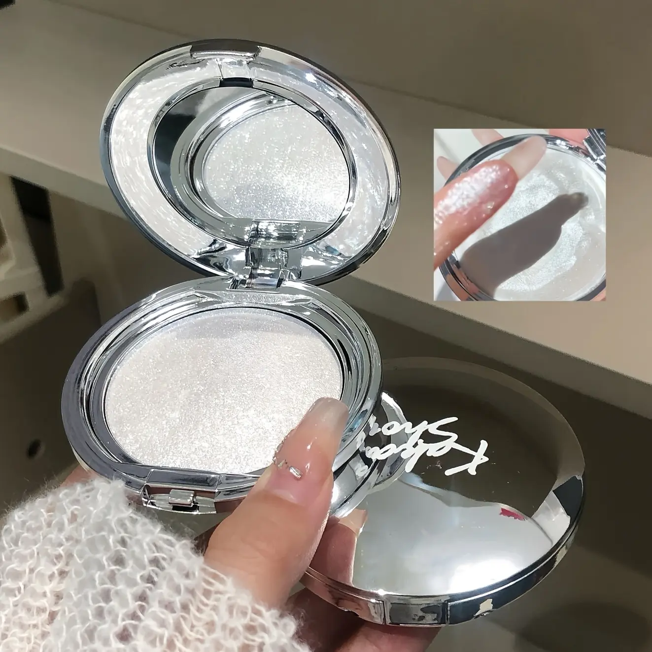 Monochrome Highlighter for Face Brightening, Diamond Flashing, Glittering, Pearlescent Mashed Potato, Long-Lasting, Anti-Smudge, Glittering, Contouring, 3D Stereo Makeup Effect, Natural Redness, Face and Eyes, Multi-Functional Rouge, Large Capacity, Suitable for Daily Workplace and Date Makeup, Suitable for Beginners, Party, Birthday Gift, Valentine's Day Gift, Halloween, Christmas Role-Playing